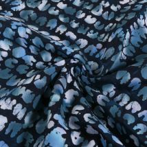 Tissu Viscose Batik Motif Graphique En Losanges Bleutés Sur Fond Noir - Craftine
