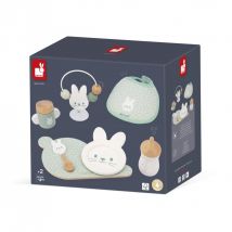 Set Poupon - Déjeuner En Bois Et Bavoir En Tissus - 1 Plateau - 1 Assiette - 1 Cuillère - 1 Biberon - 1 Tasse À Bec - 1 Hochet - 1 Bavoir - Janod
