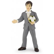Pour Ce Jour Extraordinaire, Le Marié A Revêtu Son Élégant Costume Gris, Son Nœud Papillon Et Pris Avec Lui Un Joli Bouquet Fleuri. Il Est Attend Avec