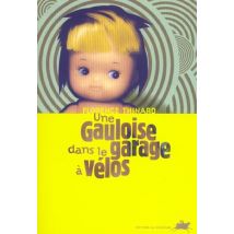 Une Gauloise Dans Le Garage À Vélos