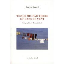 Tissus Mis Par Terre Et Dans Le Vent