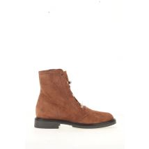 Bottines en cuir suède, bijoux fantaisie devant