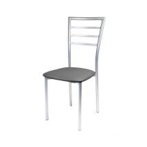 Silla violeta en pvc gris.