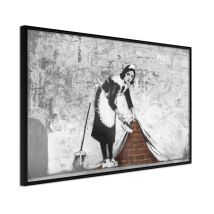 Affiche Murale Encadrée "Banksy Sweep it Under the Carpet" 45 x 30 cm Noir