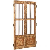 Alte mittelalterliche Schiebetür aus Massivholz und Eisen innen oder außen