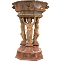 Ancienne statue en fonte de trois femmes
