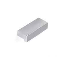Asa de aluminio con acabado cromo brillo, dimensiones: 44x12x18mm entrepuntos: 32mm -