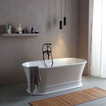 Baignoire ovale classique au centre de la pièce