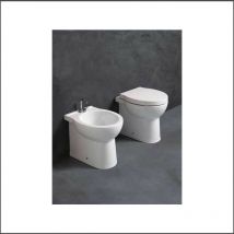Coppia Sanitari Wc + Bidet a Terra Filo Muro short - Coprivaso Termoindurente Avvolgente Soft Close - Materiale: Ceramica