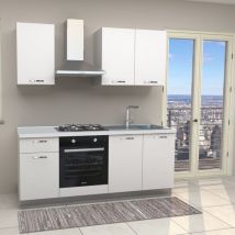 Cuisine blanche avec appareils électroménagers inclus.