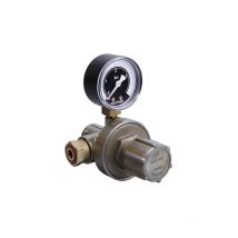 Détendeur réglable propane haute pression avec manomètre 40kg/h - 0 à 3 bar - entrée verticale écrou G3/4 - sortie M20x150 - Gurtner