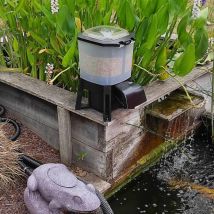 Distributeur automatique de nourriture pour poissons à recharge solaire