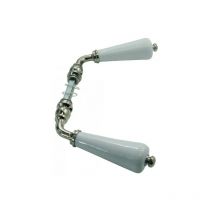 Drücker mit doppeltem Lauf aus weißem Porzellan und verchromtem Messing.