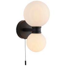 Pulsa Lampada da parete doppia Globe da bagno nero opaco con interruttore a tirante, IP44 - Endon