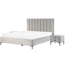 Ensemble de Chambre à Coucher Lit Double 180 x 200 cm avec Coffre et 2 Tables de Chevet Assorties en Velours Gris Clair Moderne et Glamour Beliani