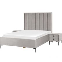 Ensemble de Chambre à Coucher Lit Double 140 x 200 cm avec Coffre et 2 Tables de Chevet Assorties en Velours Gris Clair Moderne et Glamour Beliani