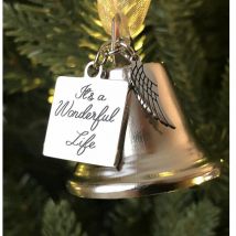 C'est un ornement de cloche d'ange de Noël inspiré de la vie merveilleuse avec un charme d'aile d'ange en acier inoxydable. Nouvelle taille plus