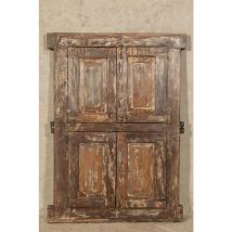 Fenêtre en bois massif et fer avec cadre Fenêtre avec grille Style ancien médiéval Intérieur et extérieur Vieille porte en bois