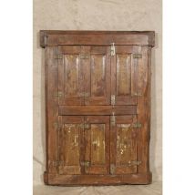 Fenêtre en bois massif et fer avec cadre Fenêtre avec grille Style ancien médiéval Intérieur et extérieur Vieille porte en bois