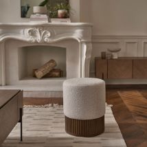 Hocker aus massivem Mindi und weißem Bouclé-Stoff Ø38 cm