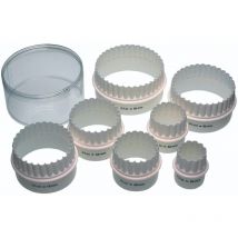 KitchenCraft Cortadores de plástico de doble filo para galletas/pasteles con caja de almacenamiento (juego de 7) - Blanco