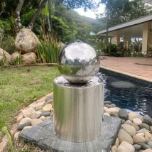 Kugelbrunnen Ø25cm mit integrierte LED-Beleuchtung auf zylindrischen Edelstahl Eimer H30cm hochglanzpoliert Gartenbrunnen aus Edelstahl - Köhko