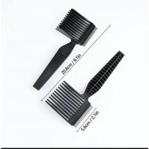 Fei Yu - Les cheveux du coiffeur sont pliés, positionnés, peignés et coiffés en coiffure.