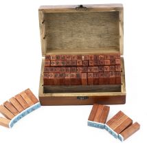 Feiyue - Lot de 70 tampons en caoutchouc style vintage avec lettres de l'alphabet, chiffres, symboles, tampons en caoutchouc dans une boîte en bois