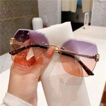 Lunettes de soleil pour femmes, verres océaniques, coupe avant-gardiste, à la mode