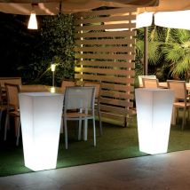 Maceta luminosa cuadrada de 85cm de alto con kit de luz Hydrus para jardín exterior.