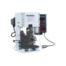 Machine semi-automatique pour dénuder et sertir les cosses avec section de rubanage latéral 32-20 AWG