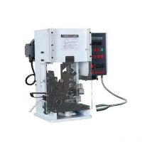 Machine semi-automatique pour dénuder et sertir les cosses avec section de rubanage latéral 26-16 awg