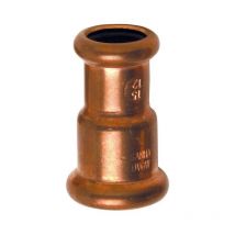 Reduzierte Pressmuffe aus Kupfer mit einem Durchmesser von 18/16 mm.