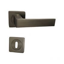 Maniglia per porte su rose quadrate in alluminio ' elodie ' Colore bronzo +1 Coppia di rose con foro per la chiave