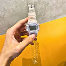 Montre électronique lumineuse carrée transparente de petite taille
