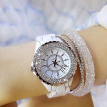 Montre en céramique pour femme avec cadran numérique personnalisé et sertie de diamants