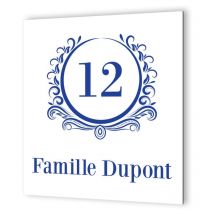 Decoho - Numéro de maison extérieur personnalisable en Dibond Blanc Picto Bleu · modèle Luxury
