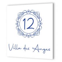 Decoho - Numéro de maison extérieur personnalisable en Dibond Blanc Picto Bleu · modèle oriental