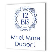 Decoho - Numéro de maison extérieur personnalisable sur 2 lignes en Dibond Blanc Picto Bleu · modèle oriental