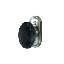 Dt 2000 - Ovaler Fensterknopf aus schwarzem Porzellan auf einer satinierten, vernickelten Zamak-Platine.