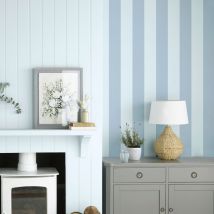 Laura Ashley - Papier peint intissé Lille Matt Stripe Sky 1005 x 52cm Bleu