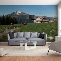 Papier peint intissé 270x250 cm - Photo alpages français avec vaches, rivière, chalets et sommet enneigé - Magnifique décoration murale
