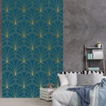 Papier peint intissé panoramique 250 cm x 150 cm, motif éventail doré sur fond bleu foncé.