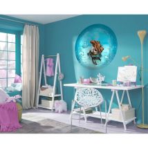 Komar - Poster autocollant forme ronde Disney Ariel regarde un bateau fond bleu - 125 cm