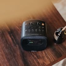 Sangean DCR-83 – Radio despertador multifuncional – Bluetooth 5.0 – 27 sonidos relajantes – 40 emisoras preseleccionadas