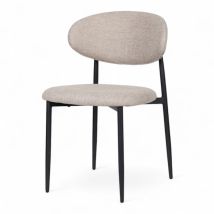Silla De Diseño Con Patas De Metal Negro Y Asiento Tapizado En Tela Color Café Marrón.