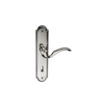 Pomo puerta PZ Bergen con placa larga – Acabado cromado – 227 x 50 mm – Cuadrado 8 mm