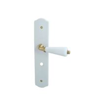 Manilla de puerta – Medio juego sobre placa de barril de porcelana blanca y latón pulido – Dimensiones: 225 x 50 mm – Proveedor: DT