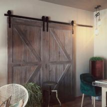 Kit de herrajes rústicos para puerta corredera 100 KG – Acero negro – Incluye 2 poleas, 1 guía deslizante, 2 topos rústicos