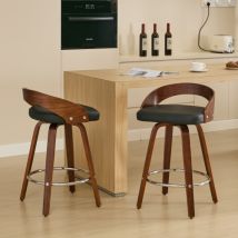 Un Ensemble De Deux Tabourets De Bar Pivotants En Bois, Dotés De Dossiers Bas Et D'Assises Rembourrées.